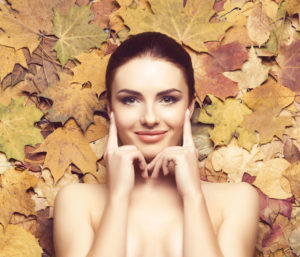Hautpflege während der kalten Jahreszeit: Spätestens mit der Zeitumstellung sollte auch die Pflegeroutine angepasst werden.